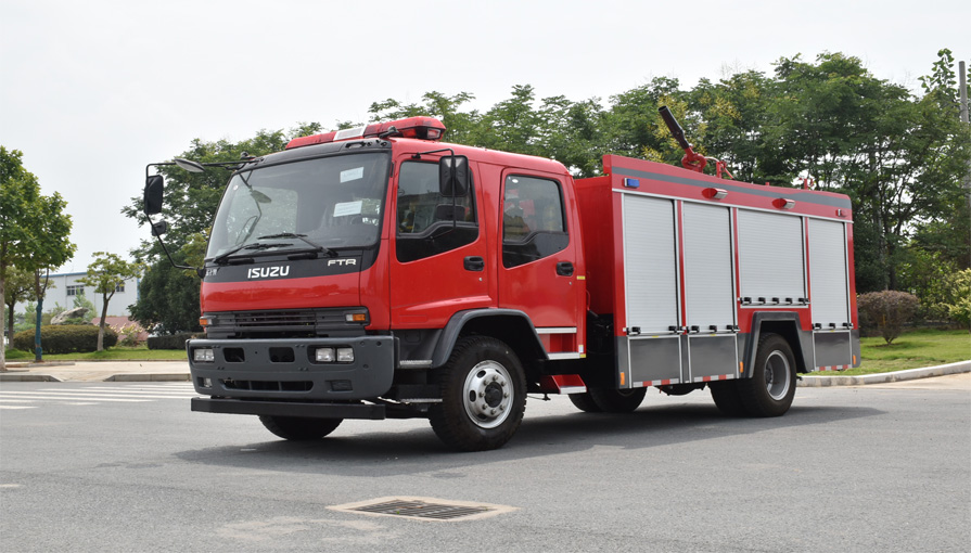 消防車廠家新東日專汽為大家講解消防車在冬季行駛?cè)绾巫龊梅阑? class=