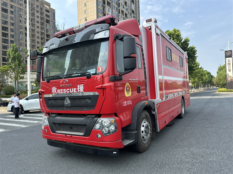 新東日牌YZR5160XBXZ6型被服洗滌車(chē)